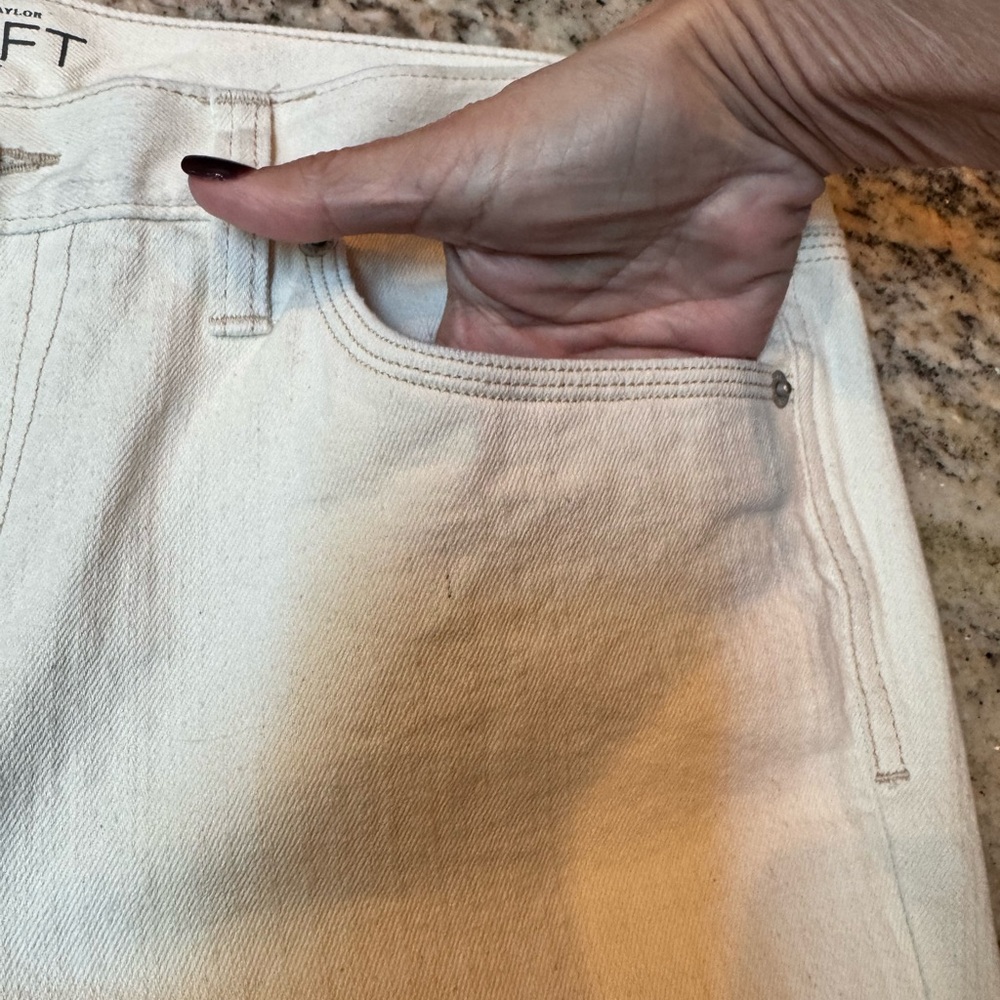 Ann Taylor Classic White Straight Leg Jeans. Size 8 Boyfriend cut - Picture 6 of 9